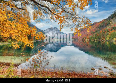 Scène d'automne captivante du lac Vorderer Langbathsee. Destination de voyage populaire. Lieu : Vorderer Langbathsee, région de Salzkammergut, haute-Autriche Banque D'Images