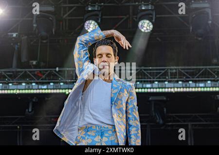 Mika - KunstRasen Bonn Gronau 2024 - 29.07.2024 Der libanesich britische Sänger MIKA beim Live Auftritt in der KunstRasen Bühne - Der KunstRasen in Bonn Gronau ist eine Beliebte Sommer Open Air Konzertreihe am Rande der Rheinaue am Bonner Rheinufer. 29.07.2024 Bonn Gronau Nordrhein-Westfalen Deutschland *** Mika Kunst Rasen Bonn Gronau 2024 29 07 2024 la chanteuse britannique libanaise MIKA se produisant en direct sur la scène Kunst Rasen le Kunst Rasen à Bonn Gronau est une série populaire de concerts en plein air d'été sur le bord du Rheinaue sur les rives du Rhin à Bonn 29 07 2024 Bonn Gronau Rhin du Nord Banque D'Images