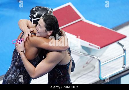 Paris, France. 29 juillet 2024. Siobhan Bernadette Haughey (R) de la Chine Hong Kong embrasse Mary-Sophie Harvey du Canada après la finale féminine de natation au 200 m nage libre aux Jeux olympiques de Paris 2024 à Paris, en France, le 29 juillet 2024. Crédit : du Yu/Xinhua/Alamy Live News Banque D'Images