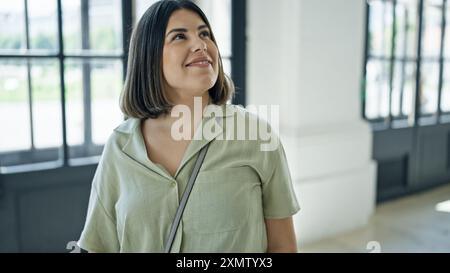 Jeune belle femme hispanique souriante regardant autour du Palais Belvedere à Vienne Banque D'Images