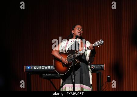 La chanteuse texane RUTHIE FOSTER ouvre l'émission avant que le président Joe Biden (non montré) ne prononce le discours d'ouverture à la bibliothèque Lyndon Baines Johnson à Austin le 29 juillet 2024, commémorant le 60e anniversaire de la signature par LBJ du civil Rights Act en 1964. Crédit : Bob Daemmrich/Alamy Live News Banque D'Images