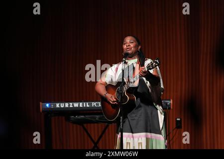 La chanteuse texane RUTHIE FOSTER ouvre l'émission avant que le président Joe Biden (non montré) ne prononce le discours d'ouverture à la bibliothèque Lyndon Baines Johnson à Austin le 29 juillet 2024, commémorant le 60e anniversaire de la signature par LBJ du civil Rights Act en 1964. Crédit : Bob Daemmrich/Alamy Live News Banque D'Images