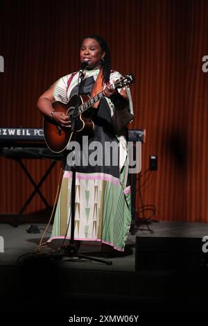 La chanteuse texane RUTHIE FOSTER ouvre l'émission avant que le président Joe Biden (non montré) ne prononce le discours d'ouverture à la bibliothèque Lyndon Baines Johnson à Austin le 29 juillet 2024, commémorant le 60e anniversaire de la signature par LBJ du civil Rights Act en 1964. Crédit : Bob Daemmrich/Alamy Live News Banque D'Images