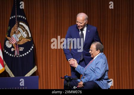 Le président américain JOE BIDEN (à gauche) salue l'ancien ambassadeur ANDREW YOUNG avant que Biden ne prononce le discours principal à la bibliothèque Lyndon Baines Johnson à Austin le 29 juillet 2024, commémorant le 60e anniversaire de la signature par LBJ de la loi sur les droits civils en 1964. Biden a mis en garde contre les menaces pour la démocratie si Donald Trump venait à remporter un second mandat. Crédit : Bob Daemmrich/Alamy Live News Banque D'Images