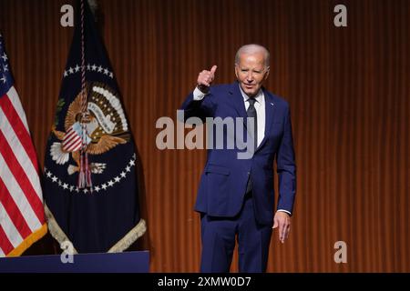 Le président américain JOE BIDEN quitte la scène après avoir prononcé le discours principal à la bibliothèque Lyndon Baines Johnson à Austin le 29 juillet 2024, commémorant le 60e anniversaire de la signature par LBJ du civil Rights Act en 1964. Biden a mis en garde contre les menaces pour la démocratie si Donald Trump venait à remporter un second mandat. Crédit : Bob Daemmrich/Alamy Live News Banque D'Images