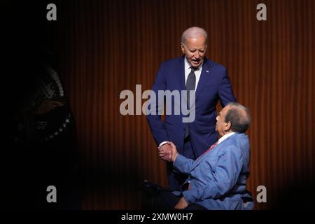 Austin, Texas, États-Unis. 29 juillet 2024. Le président américain JOE BIDEN salue l'ancien ambassadeur ANDREW YOUNG avant que Biden ne prononce le discours principal à la bibliothèque Lyndon Baines Johnson à Austin le 29 juillet 2024, commémorant le 60e anniversaire de la signature par LBJ de la loi sur les droits civils en 1964. Biden a mis en garde contre les menaces pour la démocratie si Donald Trump venait à remporter un second mandat. (Crédit image : © Bob Daemmrich/ZUMA Press Wire) USAGE ÉDITORIAL SEULEMENT! Non destiné à UN USAGE commercial ! Banque D'Images