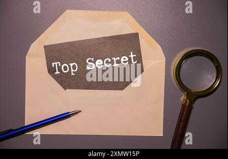 Phrase top secrète sur une enveloppe marron Banque D'Images