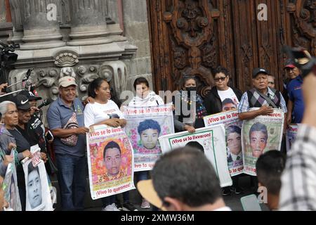 Mexico, Mexique. 29 juillet 2024. Les proches des victimes des 43 élèves disparus de l'école normale rurale Isidro Burgos, qui fréquentent le Musée de Mexico pour tenir une réunion avec la présidente entrante du Mexique Claudia Sheinbaum Pardo. Le 29 juillet 2024 à Mexico, Mexique. (Photo de Ian Robles/ crédit : Eyepix Group/Alamy Live News Banque D'Images