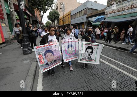 Mexico, Mexique. 29 juillet 2024. Les proches des victimes des 43 élèves disparus de l'école normale rurale Isidro Burgos, qui fréquentent le Musée de Mexico pour tenir une réunion avec la présidente entrante du Mexique Claudia Sheinbaum Pardo. Le 29 juillet 2024 à Mexico, Mexique. (Photo de Ian Robles/ crédit : Eyepix Group/Alamy Live News Banque D'Images