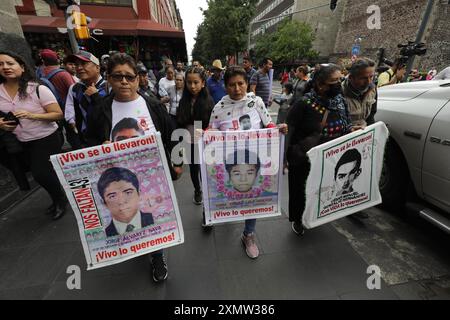 Mexico, Mexique. 29 juillet 2024. Les proches des victimes des 43 élèves disparus de l'école normale rurale Isidro Burgos, qui fréquentent le Musée de Mexico pour tenir une réunion avec la présidente entrante du Mexique Claudia Sheinbaum Pardo. Le 29 juillet 2024 à Mexico, Mexique. (Photo de Ian Robles/ crédit : Eyepix Group/Alamy Live News Banque D'Images