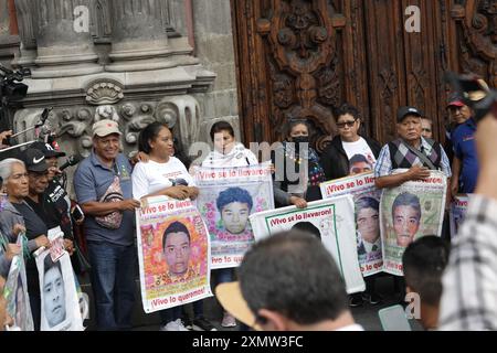 Mexico, Mexique. 29 juillet 2024. Les proches des victimes des 43 élèves disparus de l'école normale rurale Isidro Burgos, qui fréquentent le Musée de Mexico pour tenir une réunion avec la présidente entrante du Mexique Claudia Sheinbaum Pardo. Le 29 juillet 2024 à Mexico, Mexique. (Photo de Ian Robles/Eyepix Group/SIPA USA) crédit : SIPA USA/Alamy Live News Banque D'Images