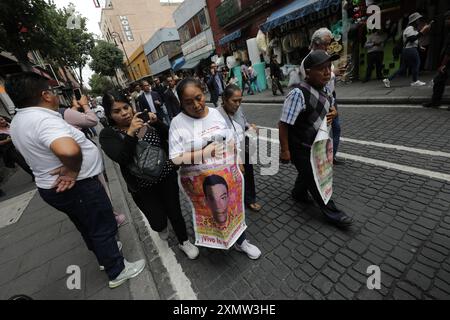 Mexico, Mexique. 29 juillet 2024. Les proches des victimes des 43 élèves disparus de l'école normale rurale Isidro Burgos, qui fréquentent le Musée de Mexico pour tenir une réunion avec la présidente entrante du Mexique Claudia Sheinbaum Pardo. Le 29 juillet 2024 à Mexico, Mexique. (Photo de Ian Robles/Eyepix Group/SIPA USA) crédit : SIPA USA/Alamy Live News Banque D'Images