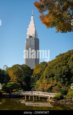 Le bâtiment NTT Docomo Yoyogi surplombe le jardin national de Shinjuku Banque D'Images