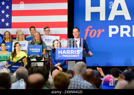 Le gouverneur Josh Shapiro, rejoint par le gouverneur Gretchen Whitmer, monte sur scène pour un rassemblement en soutien à Kamala Harris, en tête d'affiche par les gouverneurs de Pennsylvanie et du Michigan, le 29 juillet 2024 à Lower Gwynned, PA, États-Unis. Crédit : OOgImages/Alamy Live News Banque D'Images