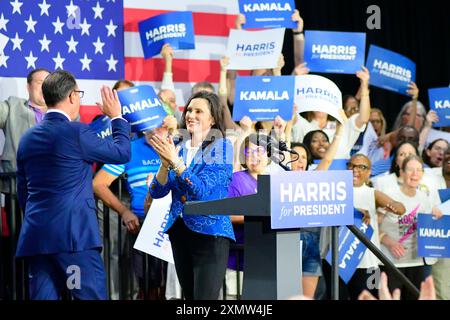 Le gouverneur Josh Shapiro, rejoint par le gouverneur Gretchen Whitmer, monte sur scène pour un rassemblement en soutien à Kamala Harris, en tête d'affiche par les gouverneurs de Pennsylvanie et du Michigan, le 29 juillet 2024 à Lower Gwynned, PA, États-Unis. Crédit : OOgImages/Alamy Live News Banque D'Images