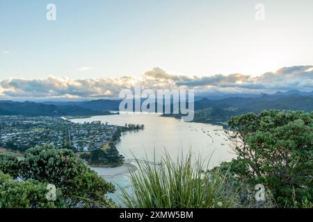 Coucher de soleil tranquille : Mount Paku Summit Walk Lookout View on Tairua, Coromandel, Nouvelle-Zélande Banque D'Images