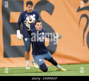 Orlando, Floride, États-Unis. 29 juillet 2024. Le gardien de Manchester City EDERSON fait une halte alors que le gardien STEFAN ORTEGA MORENO regarde pendant l'entraînement, lundi 29 juillet 2024, un jour avant l'amicale de son équipe de pré-saison avec le FC Barcelone à Orlando, en Floride. (Crédit image : © Scott Coleman/ZUMA Press Wire) USAGE ÉDITORIAL SEULEMENT! Non destiné à UN USAGE commercial ! Banque D'Images