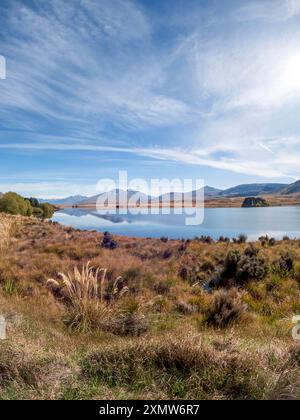 Lac Clearwater dans le parc naturel de Hakatere, Canterbury, offrant des vues majestueuses sur les montagnes et une sérénité réfléchissante dans l'île du Sud de Nouvelle-Zélande Banque D'Images