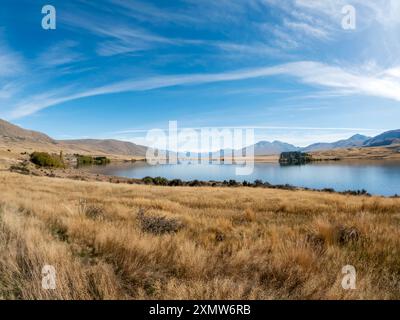 Lac Clearwater dans le parc naturel de Hakatere, Canterbury, offrant des vues majestueuses sur les montagnes et une sérénité réfléchissante dans l'île du Sud de Nouvelle-Zélande Banque D'Images