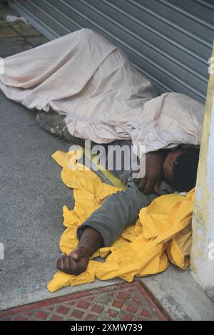 Homme sans-abri dormant sur le trottoir salvador, bahia, brésil - 16 juin 2022 : homme sans-abri dormant sur un trottoir dans le centre historique de la ville de Salvador. SALVADOR BAHIA BRÉSIL Copyright : xJoaxSouzax 160622JOA42F Banque D'Images