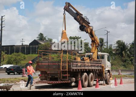 Camion munck en construction salvador, bahia, brésil - 11 novembre 2022 : camion munck vu sur un chantier de construction dans la ville de Salvador. SALVADOR BAHIA BRÉSIL Copyright : xJoaxSouzax 111122JOA111 Banque D'Images