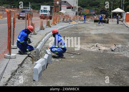 Ouvrier de la construction à salvador salvador, bahia, brésil - 17 janvier 2024 : ouvriers qui construisent une voie publique dans la ville de Salvador. SALVADOR BAHIA BRÉSIL Copyright : xJoaxSouzax 170124JOA4310722 Banque D'Images