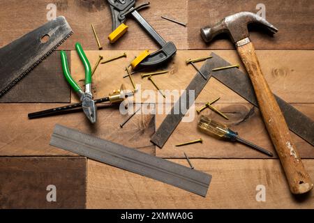 Outils à main sur fond de bois brut Banque D'Images