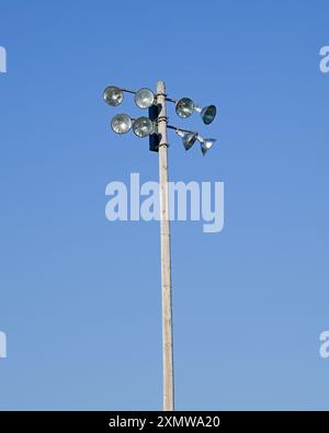 Poteau lumineux de terrain de baseball contre un ciel bleu clair Banque D'Images