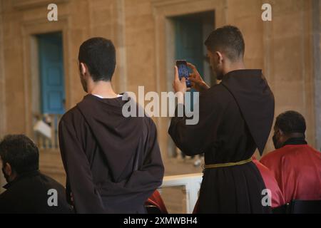 salvador, bahia, brésil - 16 juin 2022 : moine franciscain vu pendant la fête de Corpus Christi à la cathédrale de la basilique de la ville de Salva Banque D'Images