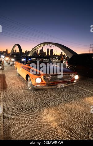 Voitures modifiées classiques à faible rider la nuit d'ouverture sur le viaduc de Sixth Street au crépuscule dans le centre-ville de Los Angeles Banque D'Images