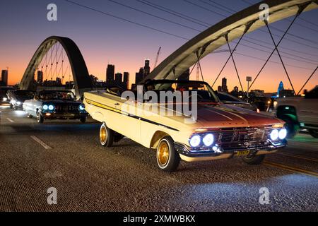 Voitures modifiées classiques à faible rider la nuit d'ouverture sur le viaduc de Sixth Street au crépuscule dans le centre-ville de Los Angeles Banque D'Images