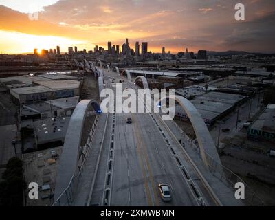 Vue en regardant le long des arches du viaduc de 6th Street vers le centre-ville de Los Angeles au coucher du soleil Banque D'Images