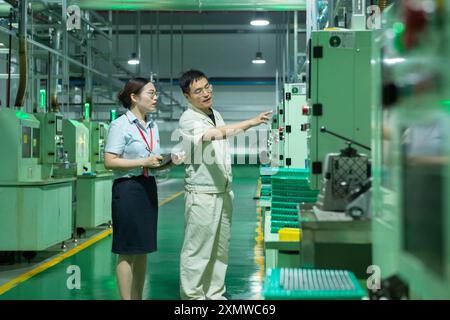 NANTONG, CHINE - 8 JUILLET 2024 - le directeur de compte du département des affaires de la succursale de Tongzhou de la China construction Bank visite Manufacture Banque D'Images