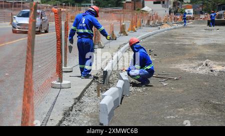 salvador, bahia, brésil - 17 janvier 2024 : des ouvriers construisent une voie publique dans la ville de Salvador. Banque D'Images