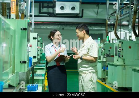 NANTONG, CHINE - 8 JUILLET 2024 - le directeur de compte du département des affaires de la succursale de Tongzhou de la China construction Bank visite Manufacture Banque D'Images