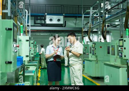NANTONG, CHINE - 8 JUILLET 2024 - le directeur de compte du département des affaires de la succursale de Tongzhou de la China construction Bank visite Manufacture Banque D'Images