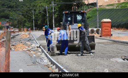 salvador, bahia, brésil - 17 janvier 2024 : des ouvriers construisent une voie publique dans la ville de Salvador. Banque D'Images