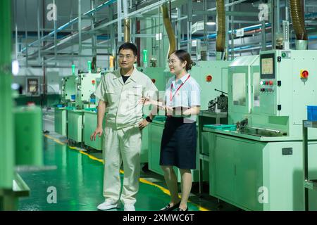 NANTONG, CHINE - 8 JUILLET 2024 - le directeur de compte du département des affaires de la succursale de Tongzhou de la China construction Bank visite Manufacture Banque D'Images