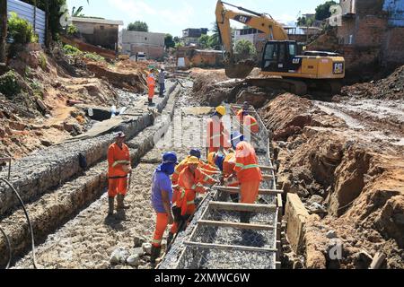 salvador, bahia, brésil - 15 mai 2024 : ouvriers construisant le lit de drainage d'un canal d'égout dans la ville de Salvador. Banque D'Images