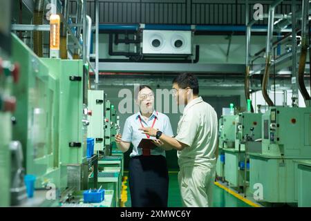 NANTONG, CHINE - 8 JUILLET 2024 - le directeur de compte du département des affaires de la succursale de Tongzhou de la China construction Bank visite Manufacture Banque D'Images