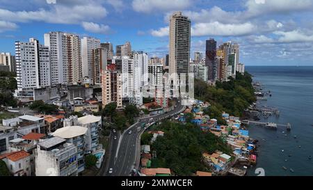 salvador, bahia, brésil - 24 juillet 2024 : vue aérienne des bâtiments résidentiels dans le centre-ville de Salvador. Banque D'Images