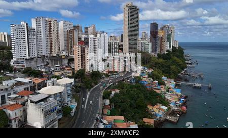 salvador, bahia, brésil - 24 juillet 2024 : vue aérienne des bâtiments résidentiels dans le centre-ville de Salvador. Banque D'Images