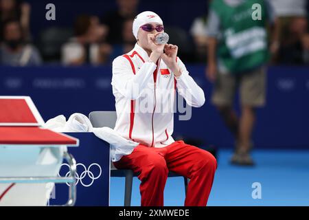**CHINE CONTINENTALE, HONG KONG, MACAO ET TAIWAN OUT** la nageuse chinoise Tang Qianting remporte la médaille d'argent en finale féminine du 100m brasse à Paris Banque D'Images
