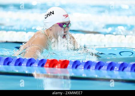 **CHINE CONTINENTALE, HONG KONG, MACAO ET TAIWAN OUT** la nageuse chinoise Tang Qianting remporte la médaille d'argent en finale féminine du 100m brasse à Paris Banque D'Images