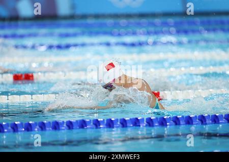 **CHINE CONTINENTALE, HONG KONG, MACAO ET TAIWAN OUT** la nageuse chinoise Tang Qianting remporte la médaille d'argent en finale féminine du 100m brasse à Paris Banque D'Images
