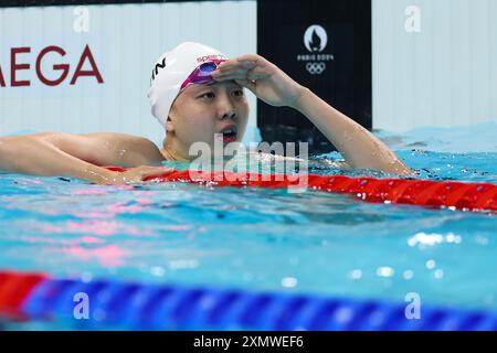 **CHINE CONTINENTALE, HONG KONG, MACAO ET TAIWAN OUT** la nageuse chinoise Tang Qianting remporte la médaille d'argent en finale féminine du 100m brasse à Paris Banque D'Images