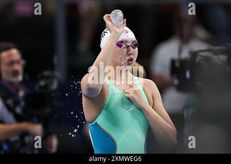 **CHINE CONTINENTALE, HONG KONG, MACAO ET TAIWAN OUT** la nageuse chinoise Tang Qianting remporte la médaille d'argent en finale féminine du 100m brasse à Paris Banque D'Images