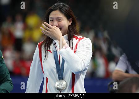 **CHINE CONTINENTALE, HONG KONG, MACAO ET TAIWAN OUT** la nageuse chinoise Tang Qianting remporte la médaille d'argent en finale féminine du 100m brasse à Paris Banque D'Images