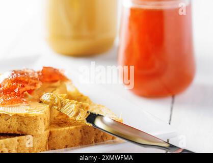 Toasts au beurre d'arachide et à la confiture de fraises Banque D'Images