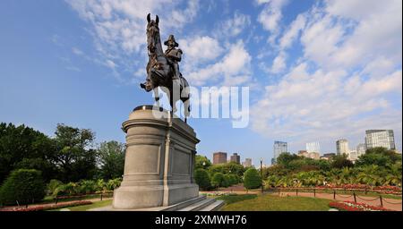 Boston, 27 septembre 2024, États-Unis : statue de George Washington et horizon de Boston dans public Garden, États-Unis Banque D'Images